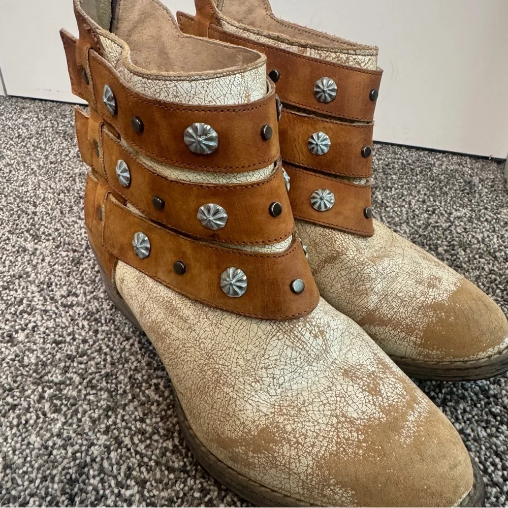 Women's Circle G Camel Harness & Studs Zipperr Ankle Boots Size 7